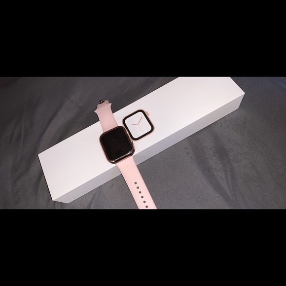 Apple Watch Series 4 rose Gold - Picture 1 of 4